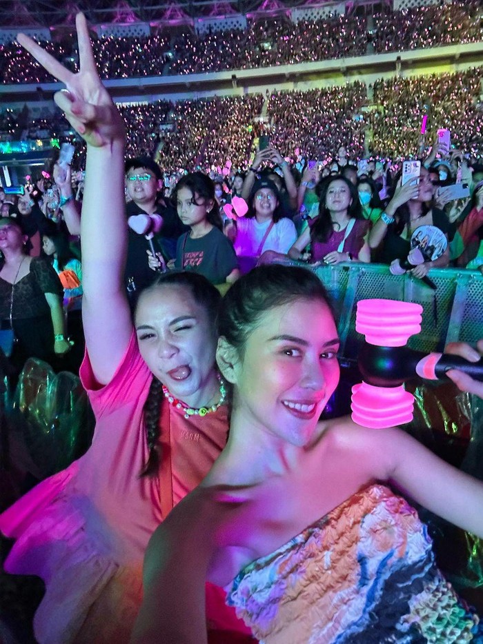 Nagita, Shahnaz dan Ayu Dewi nonton konser BLACKPINK Nagita, Shahnaz dan Ayu Dewi nonton konser BLACKPINK