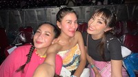 Ayu Dewi gabung bareng Nagita Slavina dan Syahnaz. Tak menggandeng ketiga anaknya, Ayu Dewi menikmati konser BLACKPINK bareng sahabat artis lainnya. Foto: Instagram @syahnazs