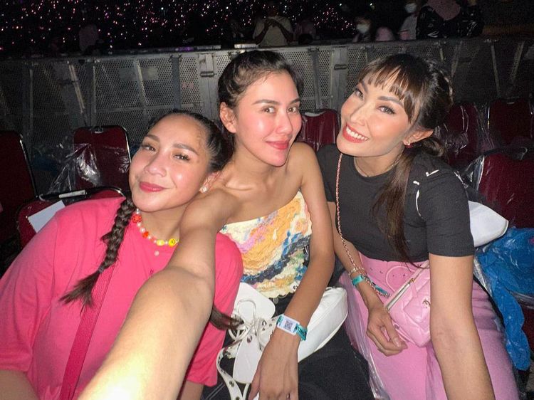 Gaya Nagita Slavina dan 8 Artis Nonton BLACKPINK Nyaingin ABG