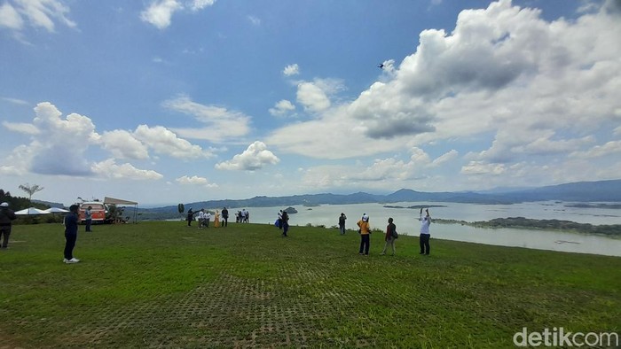Obwis baru di Sumedang, Taman Seribu Cahaya yang menyuguhkan pemandangan waduk Jatigede dan gunung-gunung
