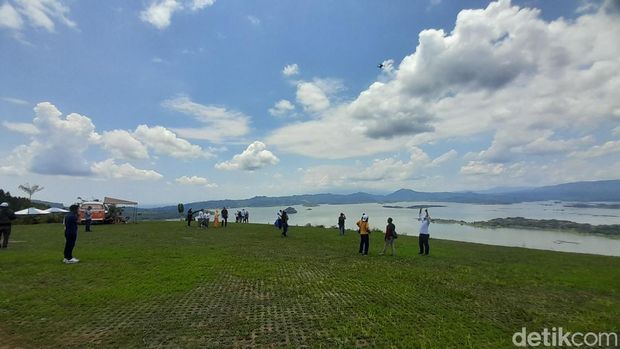 Obwis baru di Sumedang, Taman Seribu Cahaya yang menyuguhkan pemandangan waduk Jatigede dan gunung-gunung