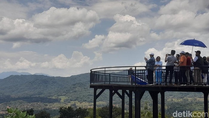 Obwis baru di Sumedang, Taman Seribu Cahaya yang menyuguhkan pemandangan waduk Jatigede dan gunung-gunung