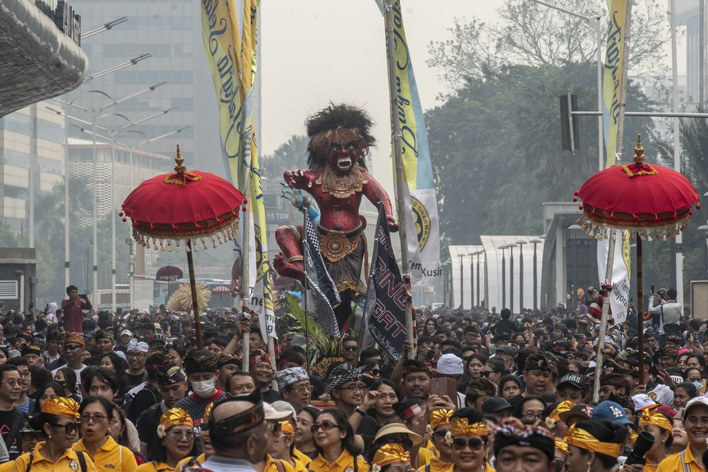 Umat Hindu mengarak Ogoh-ogoh saat Hari Bebas Kendaraan Bermotor atau Car Free Day di kawasan Bundaran Hotel Indonesia, Jakarta, Minggu (12/3/2023). Kegiatan tersebut dilaksanakan untuk menyambut Hari Suci Nyepi Tahun Saka 1945 (2023), sekaligus merayakan ulah tahun Lembaga Kesenian Bali Saraswati ke-55.