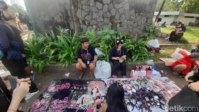 Pelapak asal Bogor menjual merchandise BLACKPINK di GBK, Minggu (13/3/2023). (Ilham/detikcom)