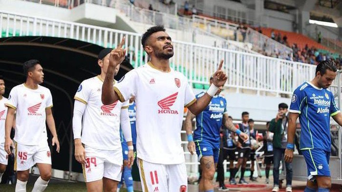 Pemain Yance Sayuri saat memasuki lapangan di laga Persib Bandung Vs PSM Makassar di pekan ke-24 Liga 1 2022/2023.