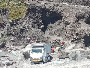 Aktivitas Merapi Tinggi, Penambang Pasir di Klaten Tetap Beroperasi