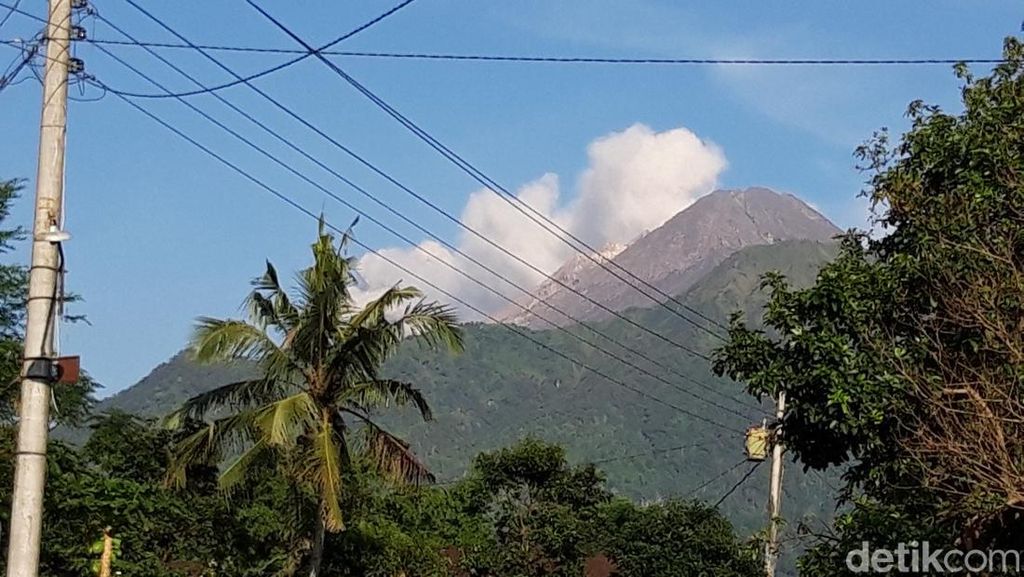 Gunung Merapi Muntahkan 6 Kali Awan Panas Sejak Semalam