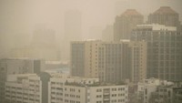 Kualitas udara juga meningkat tajam setelah tahun 2000, ketika sebagian besar industri China ditutup di bawah penguncian dan karantina yang diamanatkan oleh kebijakan nol-COVID China yang ketat. AP/Mark Schiefelbein