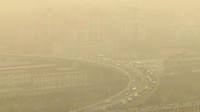 Pemandangan jalan raya saat terjadi badai debu di Beijing, Jumat (10/3/2023). Pencakar langit menghilang ke dalam kabut dan kualitas udara anjlok saat ibu kota China diselimuti badai debu dan polusi berat. AP/Borg Wong