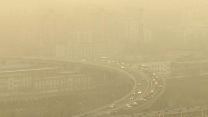 Penampakan Kota Beijing Diselimuti Badai Debu A view of a highway shot through a glass window during a dust storm in Beijing, Friday, March 10, 2023. Skyscrapers disappeared into the haze and air quality plummeted as China's capital was enveloped in a dust storm and heavy pollution on Friday. (AP Photo/Borg Wong)