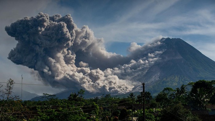 Luncuran awan panas Gunung Merapi terlihat dari Turi, Sleman, DI Yogyakarta, Minggu (12/3/2023). Menurut data BPPTKG pada 12 Maret 2023 pukul 07.04 - 07.56 WIB telah terjadi 3 awan panas guguran dengan jarak luncur antara 2.000 meter hingga 2.500 meter ke arah barat daya. ANTARA FOTO/Andreas Fitri Atmoko/rwa.