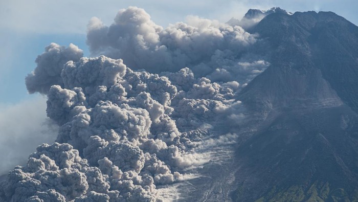 Penampakan Merapi Semburkan Awan Panas, Aktivitas Masih Tinggi Luncuran awan panas Gunung Merapi terlihat dari Turi, Sleman, DI Yogyakarta, Minggu (12/3/2023). Menurut data BPPTKG pada 12 Maret 2023 pukul 07.04 - 07.56 WIB telah terjadi 3 awan panas guguran dengan jarak luncur antara 2.000 meter hingga 2.500 meter ke arah barat daya. ANTARA FOTO/Andreas Fitri Atmoko/rwa.
