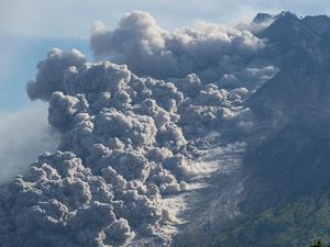 Video Luncuran Guguran Awan Panas Gunung Merapi
