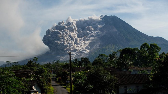 Penampakan Merapi Semburkan Awan Panas, Aktivitas Masih Tinggi Luncuran awan panas Gunung Merapi terlihat dari Turi, Sleman, DI Yogyakarta, Minggu (12/3/2023). Menurut data BPPTKG pada 12 Maret 2023 pukul 07.04 - 07.56 WIB telah terjadi 3 awan panas guguran dengan jarak luncur antara 2.000 meter hingga 2.500 meter ke arah barat daya. ANTARA FOTO/Andreas Fitri Atmoko/rwa.