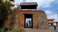 Kota kerajaan Royal Hill Ambohimanga (Bukit Kerajaan Ambohimanga), dibangun dengan sistem benteng, rangkaian parit, dan 14 gerbang batu berbenteng. Situs warisan dunia di Madagaskar ini terhubung ke area tempat suci, pemujaan, hutan endemik dan obat-obatan, dan tanah pertanian. Foto: Hiroki Ogawa/Wikimedia Commons