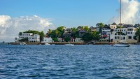 Kota Tua Lamu, Kenya, dihuni warga Swahili selama 700 tahun. Kota ini punya ciri khas jalan sempit, bangunan batu, dan pintu melengkung yang dipengaruhi budaya Swahili, Arab, Persia, india, dan Eropa. Bagian dalam bangunan dari batu kapur, koral, dan kayu bakau ini dihiasi langit-langit bercat dan porselen China. Foto: Nina R/Wikimedia Commons
