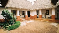 Rumah tradisional peradaban Asante di Ghana merupakan peninggalan Kerajaan Asante yang besar. Peninggalan arsitektur Asante punya ciri khas simbol-simbol pada relief bangunannya yang didirikan dari tanah, kayu, dan jerami. Foto: L & K Bosman/Flickr
