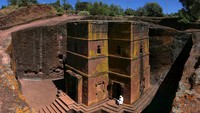 Situs warisan dunia UNESCO Gereja Saint George (Biete Giyorgis) di Kota Lalibela, Etiopia dibangun dari memahat batu padas utuh sebagai lambang kerohanian dan kerendahan hati sekitar abad ke-12 dan 13. Kota suci tujuan ziarah ini didiami umat Kristen Ortodoks Etiopia, dikutip dari laman WHC UNESCO. Foto: Sailko/Wikimedia Commons