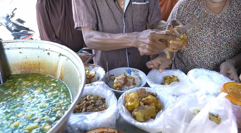 Laris! 5 Pedagang Ini Jual Puluhan Kilogram Makanan Dalam Hitungan Jam