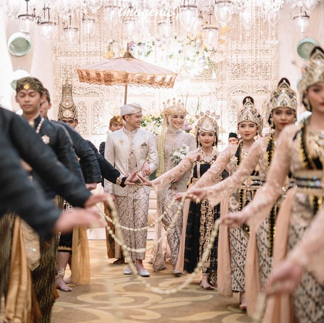 Rezky Aditya resmi mempersunting artis yang akrab disapa Ciki itu dengan mahar logam mulia 150 gram dan uang tunai senilai dengan tanggal pernikahan mereka. (Foto: Dok. Instagram)