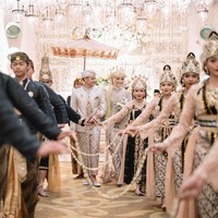 Rezky Aditya resmi mempersunting artis yang akrab disapa Ciki itu dengan mahar logam mulia 150 gram dan uang tunai senilai dengan tanggal pernikahan mereka. (Foto: Dok. Instagram)