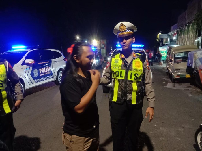 Polisi saat melakukan patroli balap liar di Surabaya