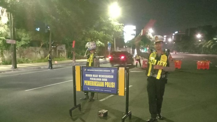 Polisi saat melakukan patroli balap liar di Surabaya