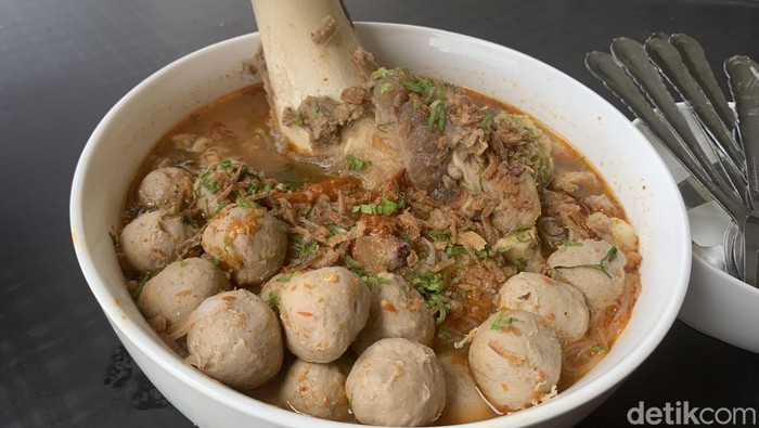 Porsi menu Bakso Tunjang Caplak di Warung Bakso Tunjang Mboke Medan. (Kartika Sari/detikSumut)