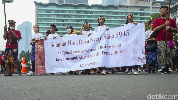 Tepat jam 07.00 WIB rombongan arak-arakan mulai berangkat dari depan Kantor Kementerian ESDM ke arah Jalan M.H. Thamrin dan menuju Bundaran HI. 