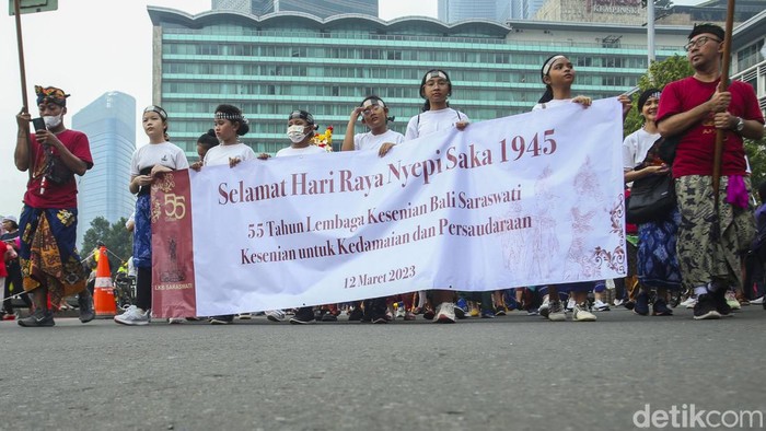 Pawai ogoh-ogoh menghiasi car free day (CFD) di Jalan M.H. Thamrin-Bundaran HI, Jakarta, Minggu (12/3/2023). Pawai ini dalam rangka perayaan Nyepi yang jatuh pada 22-23 Maret 2022.