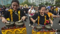 Arak-arakan kali ini dihiasi oleh masyarakat baik tua-muda turut meramaikan. Mereka mengenakan atribut dan pakaian khas Bali, seperti kebaya khas Bali hingga udeng, yakni penutup kepala. 