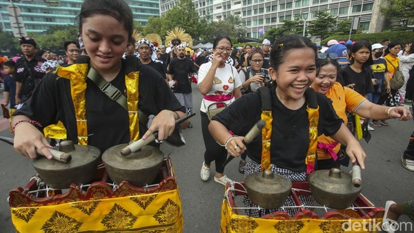 Arak-arakan kali ini dihiasi oleh masyarakat baik tua-muda turut meramaikan. Mereka mengenakan atribut dan pakaian khas Bali, seperti kebaya khas Bali hingga udeng, yakni penutup kepala. 