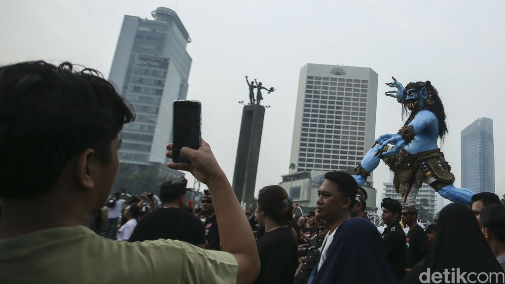 Pawai ogoh-ogoh menghiasi car free day (CFD) di Jalan M.H. Thamrin-Bundaran HI, Jakarta, Minggu (12/3/2023). Pawai ini dalam rangka perayaan Nyepi yang jatuh pada 22-23 Maret 2022.