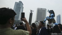 Kehadiran arak-arakan ini jadi hiburan tersendiri bagi masyarakat yang sedang berolahraga. Banyak dari mereka asyik menonton hingga mengabadikan momen ini sambil berolahraga. 