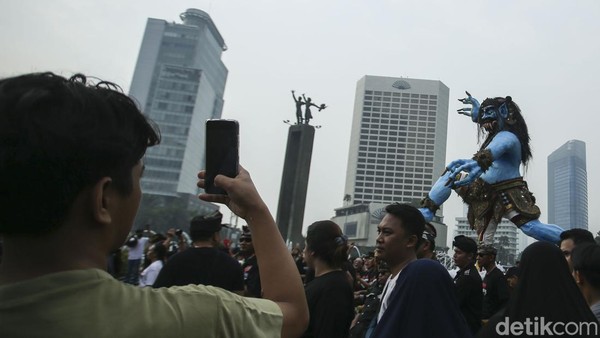 Kehadiran arak-arakan ini jadi hiburan tersendiri bagi masyarakat yang sedang berolahraga. Banyak dari mereka asyik menonton hingga mengabadikan momen ini sambil berolahraga. Kehadiran arak-arakan ini jadi hiburan tersendiri bagi masyarakat yang sedang berolahraga. Banyak dari mereka asyik menonton hingga mengabadikan momen ini sambil berolahraga.Â