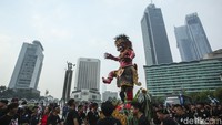 Cuaca cerah pagi tadi membuat arak-arakan ogoh-ogoh ini berjalan lancar tanpa kendala, Minggu (12/3/2023). Terlihat ribuan orang nampak memadati ruas jalan sedari pagi.