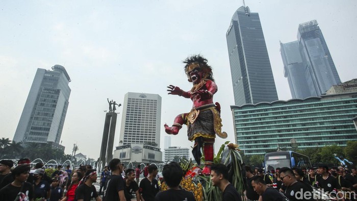 Pawai ogoh-ogoh menghiasi car free day (CFD) di Jalan M.H. Thamrin-Bundaran HI, Jakarta, Minggu (12/3/2023). Pawai ini dalam rangka perayaan Nyepi yang jatuh pada 22-23 Maret 2022.