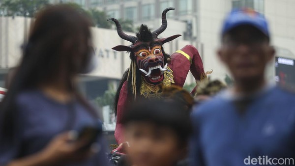 Sesekali ogoh-ogoh berhenti untuk membuat tarian, tarian tersebut seakan menggoyangkan patung yang dipanggul secara bersama-sama. Sesekali ogoh-ogoh berhenti untuk membuat tarian, tarian tersebut seakan menggoyangkan patung yang dipanggul secara bersama-sama.Â