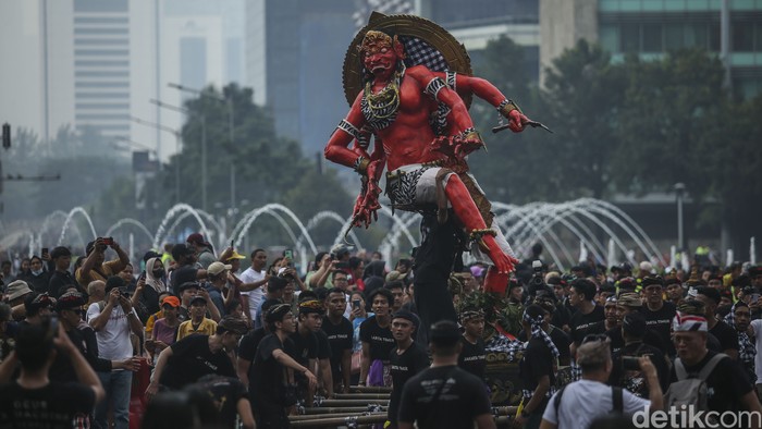 Pawai ogoh-ogoh menghiasi car free day (CFD) di Jalan M.H. Thamrin-Bundaran HI, Jakarta, Minggu (12/3/2023). Pawai ini dalam rangka perayaan Nyepi yang jatuh pada 22-23 Maret 2022.