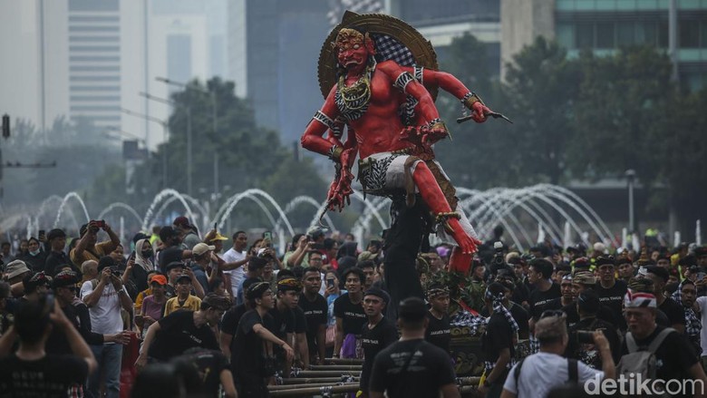 Potret Ogoh-ogoh Semarakkan CFD di Bundaran HI Pawai ogoh-ogoh menghiasi car free day (CFD) di Jalan M.H. Thamrin-Bundaran HI, Jakarta, Minggu (12/3/2023). Pawai ini dalam rangka perayaan Nyepi yang jatuh pada 22-23 Maret 2022.