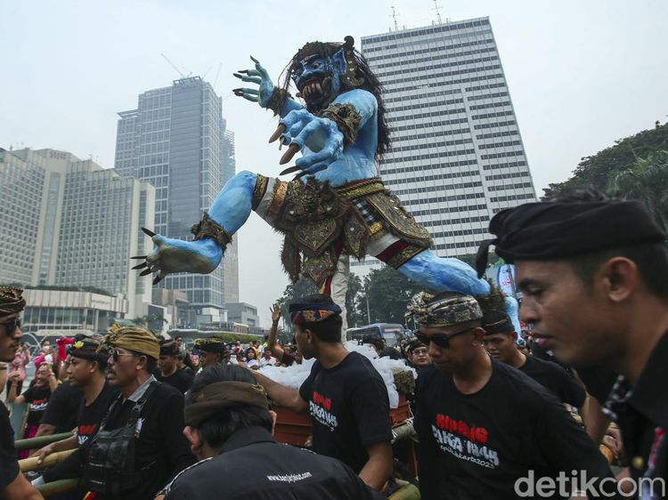 Pawai Ogoh-ogoh Semarakkan CFD di Bundaran HI