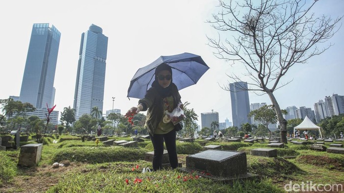 Potret Warga Ziarah Makam Jelang Ramadhan Peziarah berdoa di TPU Menteng Pulo, Jakarta, Minggu (12/3/2023).