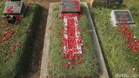 Peziarah yang datang bukan hanya berdoa tapi juga menaburkan bunga di makam yang dikunjunginya. 