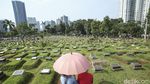 Potret Warga Ziarah Makam Jelang Ramadhan