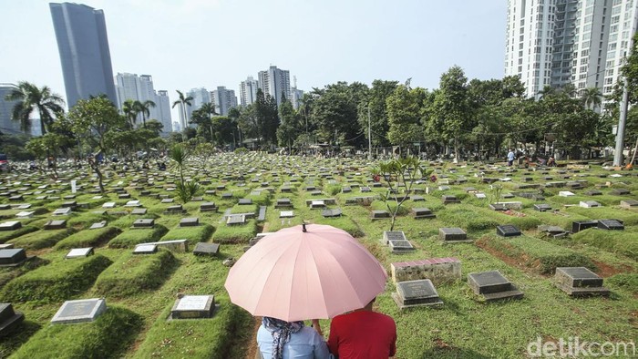 Potret Warga Ziarah Makam Jelang Ramadhan Peziarah berdoa di TPU Menteng Pulo, Jakarta, Minggu (12/3/2023).