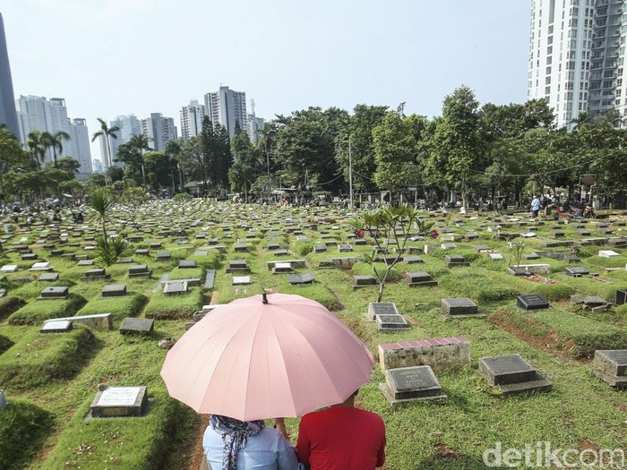 Peziarah berdoa di TPU Menteng Pulo, Jakarta, Minggu (12/3/2023).