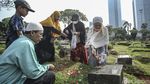 Potret Warga Ziarah Makam Jelang Ramadhan