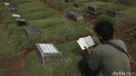 Potret Warga Ziarah Makam Jelang Ramadhan