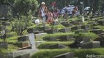 Potret Warga Ziarah Makam Jelang Ramadhan