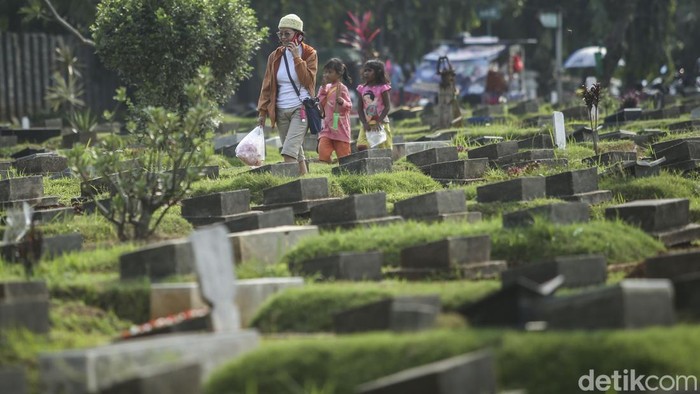 Potret Warga Ziarah Makam Jelang Ramadhan Peziarah berdoa di TPU Menteng Pulo, Jakarta, Minggu (12/3/2023).